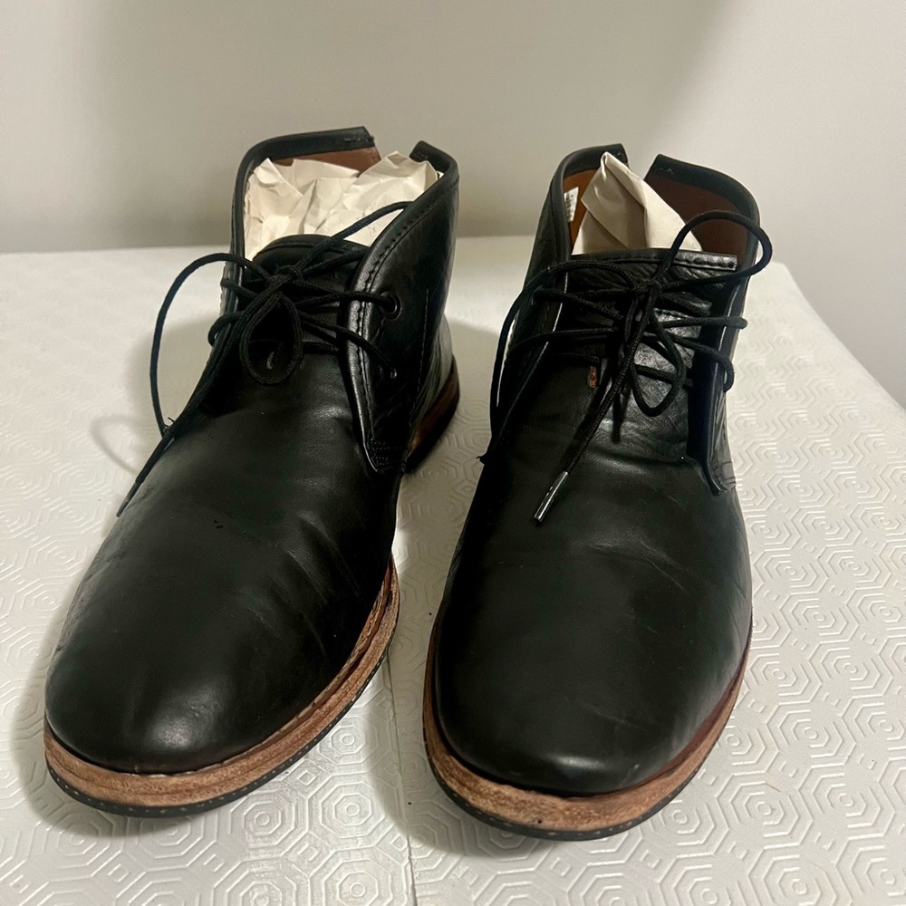 Timberland Wodehouse Plain Toe Chukka Boots in black leather with Tan Sole